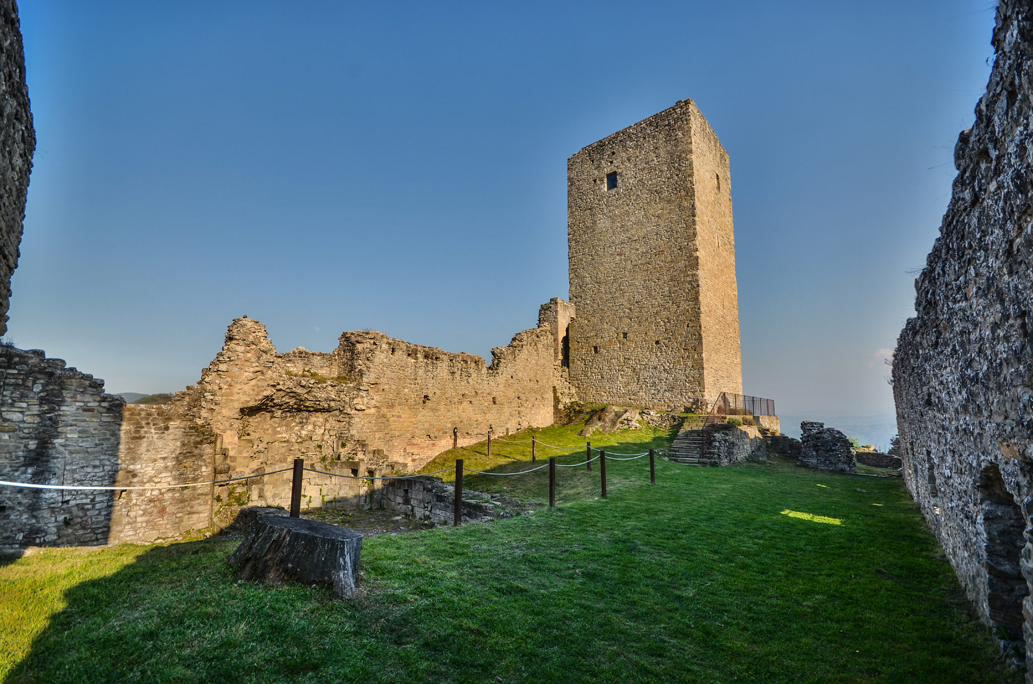Castello di Carpineti  (Photo license: CC BY-NC-SA 2.0)